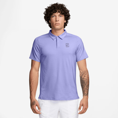 Ein Mann in einem lila Poloshirt mit Nike-Logo und Tennisball.