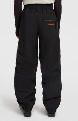 Schwarze weite Hose mit orangefarbenem O'Neill-Logo auf der Gesäßtasche.