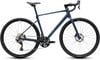 Dunkelblaues Cube Gravelbike mit schwarzen Rädern und Komponenten.