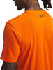 Rückansicht eines orangefarbenen T-Shirts mit Under Armour-Logo am Nacken.