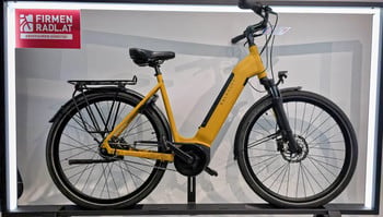 Ein gelbes Kalkhoff E-Bike mit Gepäckträger und Beschriftung.