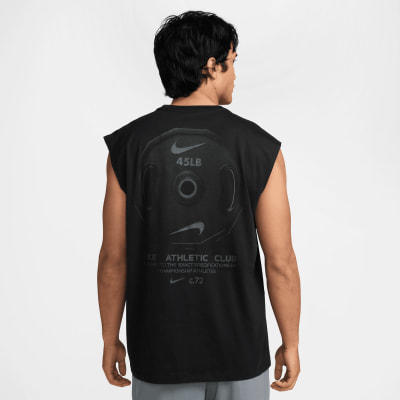 Schwarzes Nike Tanktop für Herren mit Gewichtscheiben-Aufdruck und Athletic Club Schriftzug. Schwarzes Nike Tanktop für Herren mit Gewichtscheiben-Aufdruck und Athletic Club Schriftzug.