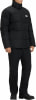 Ein Mann in schwarzer Daunenjacke und Hose steht und posiert.