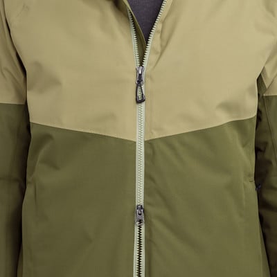 Nahaufnahme der Vorderseite einer Jacke mit Reißverschluss in zwei Grüntönen. Nahaufnahme der Vorderseite einer Jacke mit Reißverschluss in zwei Grüntönen.