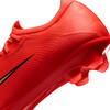 Roter Nike Fußballschuh mit Flyknit-Technologie und goldenem Logo