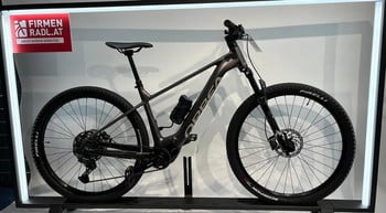 Ein Orbea Mountain-E-Bike mit Firmenlogo auf dem Rahmen und Pirelli-Aufschrift auf den Reifen.