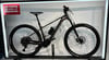 Ein Orbea Mountain-E-Bike mit Firmenlogo auf dem Rahmen und Pirelli-Aufschrift auf den Reifen.