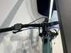 Detail eines E-Bike-Lenkers mit Bosch-Display und Bremshebel.