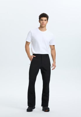Ein Mann in einem weißen T-Shirt und einer schwarzen Hose steht vor einem weißen Hintergrund. Ein Mann in einem weißen T-Shirt und einer schwarzen Hose steht vor einem weißen Hintergrund.