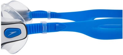 Blaue Schwimmbrille mit Speedo-Logo und verstellbaren Bändern. Blaue Schwimmbrille mit Speedo-Logo und verstellbaren Bändern.