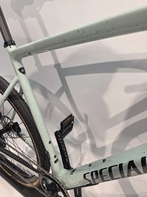 Nahaufnahme eines Fahrradrahmens mit dezentem Muster und Logo Nahaufnahme eines Fahrradrahmens mit dezentem Muster und Logo