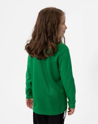 Mädchen mit braunen Haaren in einem grünen Langarmshirt und schwarzer Hose. Mädchen mit braunen Haaren in einem grünen Langarmshirt und schwarzer Hose.