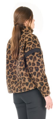 Frau mit braunen Haaren im Leopardenmuster-Pullover und schwarzen Hosen auf weißem Grund. Frau mit braunen Haaren im Leopardenmuster-Pullover und schwarzen Hosen auf weißem Grund.
