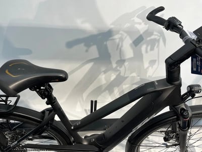 Ein schwarzes KTM E-Bike mit Federung und Sattel, Nahaufnahme.