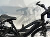 Ein schwarzes KTM E-Bike mit Federung und Sattel, Nahaufnahme.