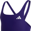 Lila Badeanzug mit weißem Adidas-Logo und gekreuzten Trägern.