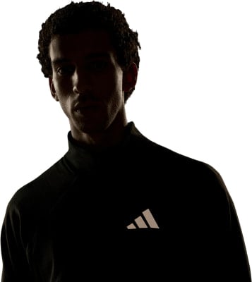 Mann in schwarzem Shirt mit Adidas-Logo, Silhouette vor weißem Hintergrund.