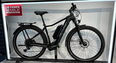 Ein schwarzes Centurion E-Bike mit Akku und Gepäckträger vor weißem Hintergrund. Ein schwarzes Centurion E-Bike mit Akku und Gepäckträger vor weißem Hintergrund.