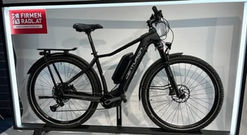 Ein schwarzes Centurion E-Bike mit Akku und Gepäckträger vor weißem Hintergrund.
