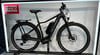 Ein schwarzes Centurion E-Bike mit Akku und Gepäckträger vor weißem Hintergrund.