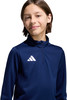 Junge in dunkelblauem Oberteil mit Adidas-Logo auf der Brust.