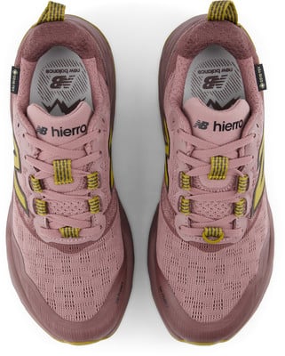 Rosa New Balance Hierro Laufschuhe mit GORE-TEX und gelben Akzenten. Rosa New Balance Hierro Laufschuhe mit GORE-TEX und gelben Akzenten.