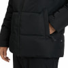 Detail einer Jacke mit Tasche und Reißverschluss.