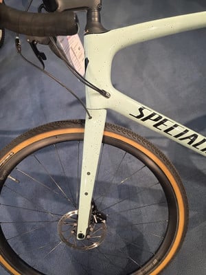 Detail des Vorderteils eines hellgrünen Gravelbikes mit Speziallackierung. Detail des Vorderteils eines hellgrünen Gravelbikes mit Speziallackierung.