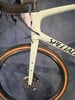 Detail des Vorderteils eines hellgrünen Gravelbikes mit Speziallackierung.