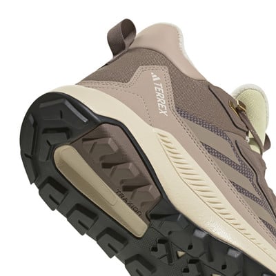 Barna Adidas Terrex túracipő talpának és oldalának részlete. Barna Adidas Terrex túracipő talpának és oldalának részlete.