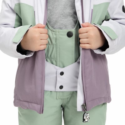 Detail einer Kinder-Skijacke und Latzhose, von vorne. Detail einer Kinder-Skijacke und Latzhose, von vorne.