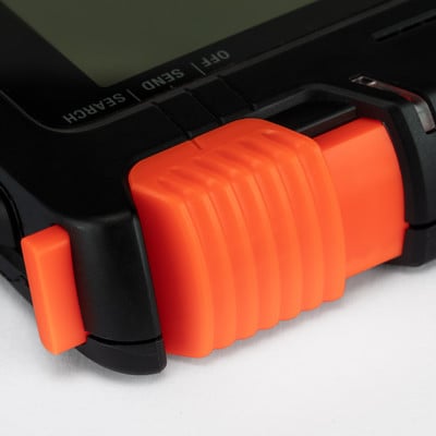 Detail eines orangefarbenen Knopfes an einem schwarzen Gerät mit der Aufschrift SEND. Detail eines orangefarbenen Knopfes an einem schwarzen Gerät mit der Aufschrift SEND.
