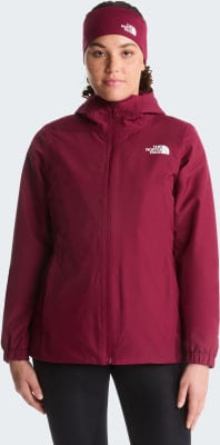 Das Model trägt eine weinrote Jacke und eine Mütze mit dem The North Face Logo. Das Model trägt eine weinrote Jacke und eine Mütze mit dem The North Face Logo.