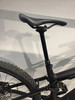 Eine schwarze Sattelstütze mit schwarzem Sattel an einem Mountainbike.