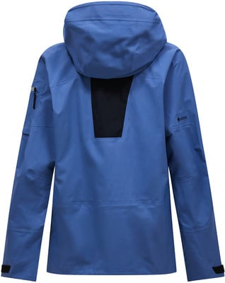 Blaue Jacke mit Kapuze, schwarzem Rückenpaneel und Gore-Tex-Logo. Blaue Jacke mit Kapuze, schwarzem Rückenpaneel und Gore-Tex-Logo.