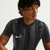Mann in dunkel gestreiftem T-Shirt mit Nike-Logo.