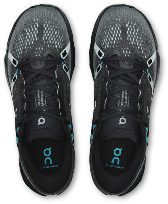 Draufsicht auf schwarze Laufschuhe mit blauen Details und Logo. Draufsicht auf schwarze Laufschuhe mit blauen Details und Logo.