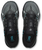 Draufsicht auf schwarze Laufschuhe mit blauen Details und Logo.