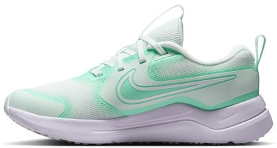 Dámská běžecká obuv Nike v mátové barvě s bílou podrážkou a logem. Dámská běžecká obuv Nike v mátové barvě s bílou podrážkou a logem.