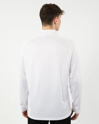 Rückansicht eines Mannes in einem weißen Langarm-Polohemd und schwarzer Hose. Rückansicht eines Mannes in einem weißen Langarm-Polohemd und schwarzer Hose.
