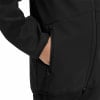 Nahaufnahme einer Hand in einer schwarzen Jacke mit Reißverschlusstasche.