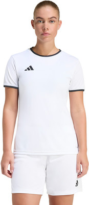 Eine Frau in weißer Sportkleidung von Adidas mit schwarzen Details. Eine Frau in weißer Sportkleidung von Adidas mit schwarzen Details.