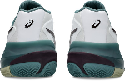 Rückansicht von weißen Tennisschuhen mit türkisfarbenen und dunkelvioletten Details. Rückansicht von weißen Tennisschuhen mit türkisfarbenen und dunkelvioletten Details.