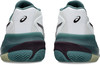 Rückansicht von weißen Tennisschuhen mit türkisfarbenen und dunkelvioletten Details.