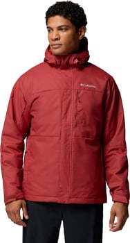 Ein Mann in einer roten Columbia-Jacke mit Kapuze und Reißverschluss.
