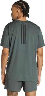 Mann von hinten in dunkelgrauem Adidas-Shirt mit schwarzen Streifen und Shorts.