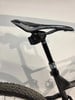 Eine Mountainbike-Sattelstütze mit einem unter dem Sattel befestigten Controller.