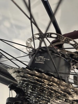 Hinterrad eines E-Bikes mit Kassette und Bremsscheibe. Hinterrad eines E-Bikes mit Kassette und Bremsscheibe.