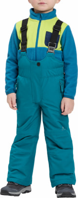 Das Kind trägt eine gefütterte Skihose und eine Fleecejacke.