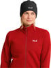 Eine Frau in einem roten Fleece-Pullover und einer schwarzen Mütze mit Jack Wolfskin-Logo.